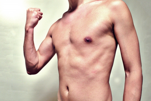 乳輪を小さくするのは男性でも可能なの?自然な改善方法についてクリニックが解説